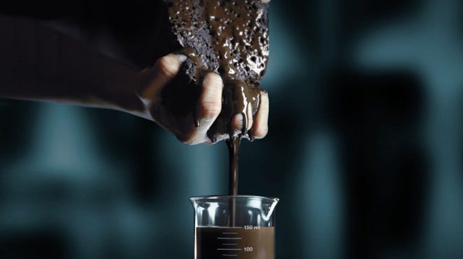 an ad from Senegal which shows a hand squeezing a sponge with brown liquid which is meant to illustrate the way lungs soak up tar from cigarettes