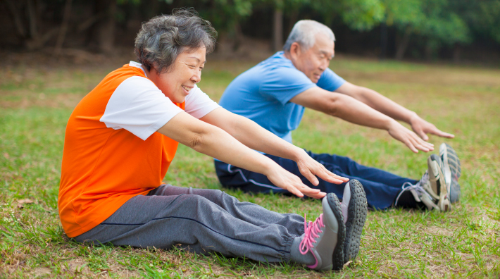 счастливая пара пожилых людей тренируется в парке