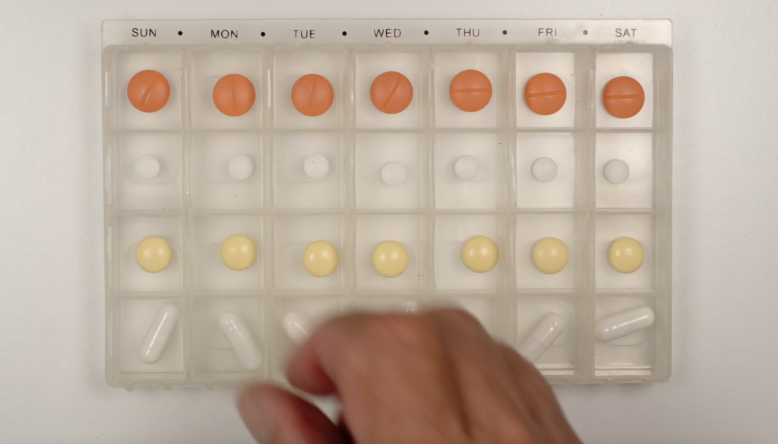 Imagen estática del video mostrando un acercamiento de un pastillero.