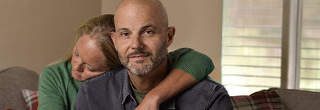 Jay, un paciente con cáncer, y su esposa, que lo abraza