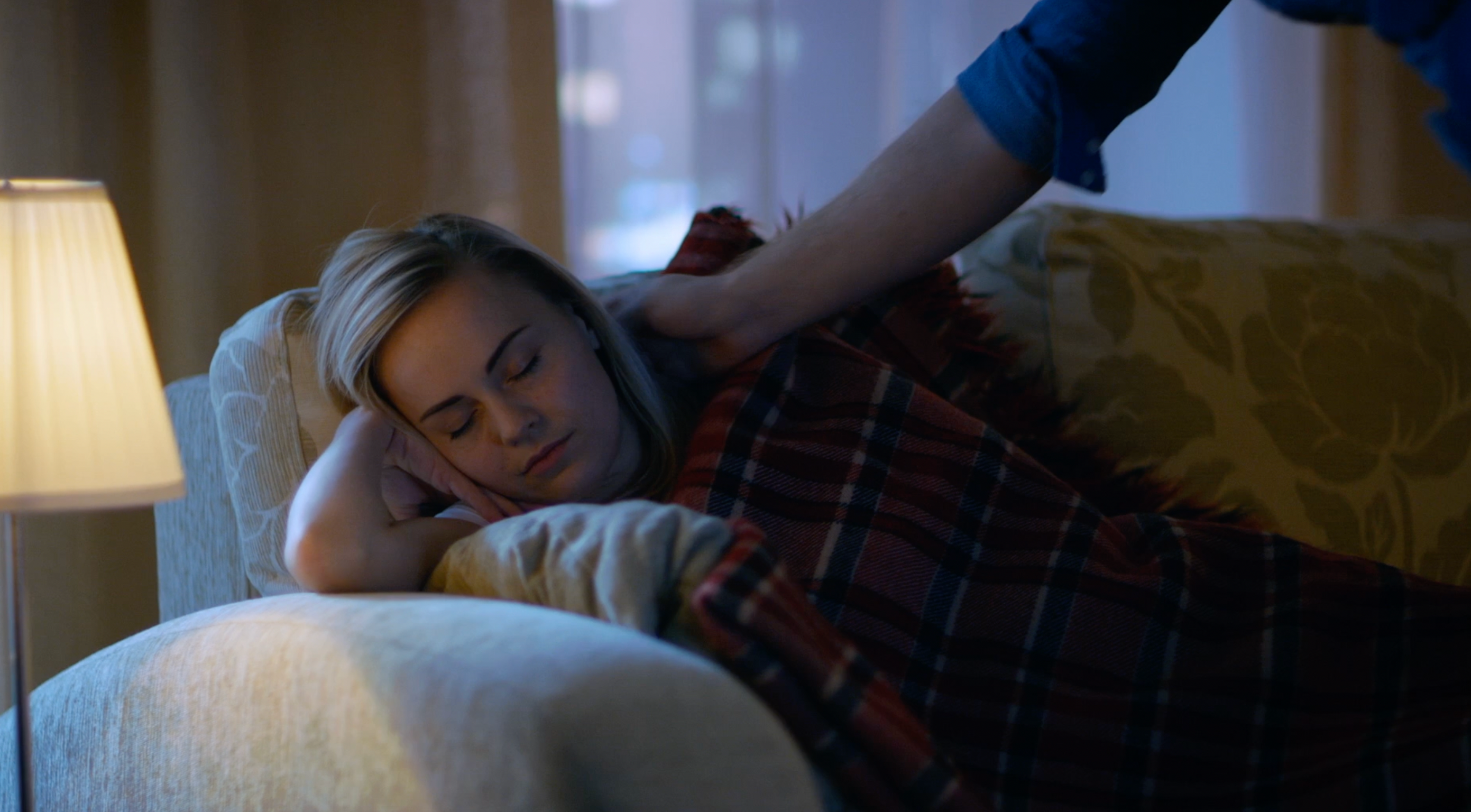 Imagen estática del video mostrando un acercamiento de alguien al pendiente de una mujer durmiendo
