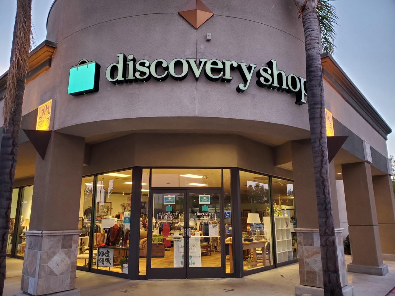 Discovery Shop, Front doors and sign of the Temecula Discovery Shop