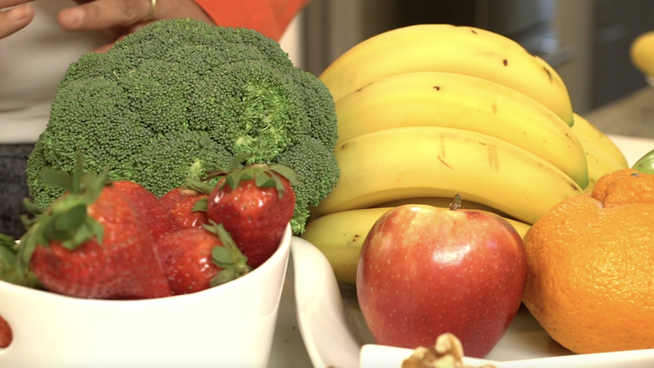 Imagen estática del video mostrando un acercamiento de frutas y verduras en un plato hondo