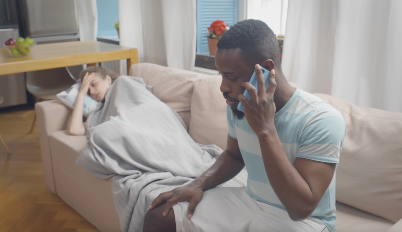 Imagen estática del video mostrando un acercamiento de un hombre haciendo una consulta telefónica sobre el cuidado de una mujer convaleciente